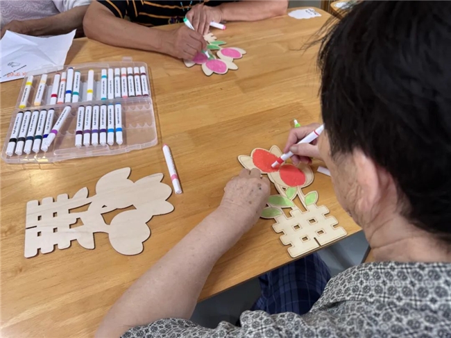 他们不是“老小孩”，可能是“未来的我们”(图1)